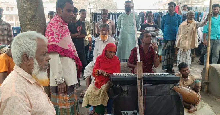 অন্ধ পরিবার গান গেয়ে জীবিকা নির্বাহ করছে প্রায় ৫ দশক ধরে